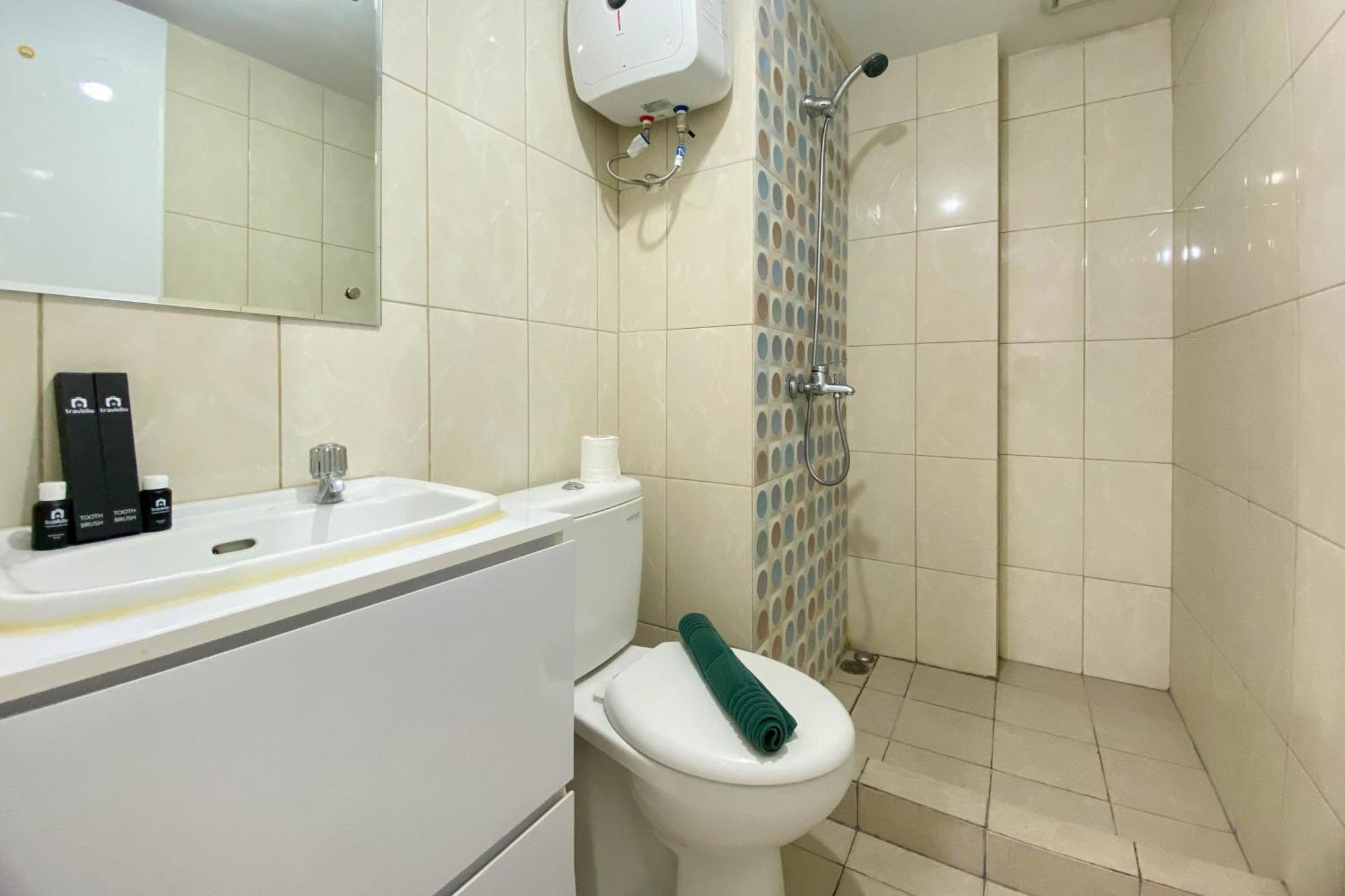 Apartemen Homey And Comfort 2br At Springlake Summarecon By Travelio